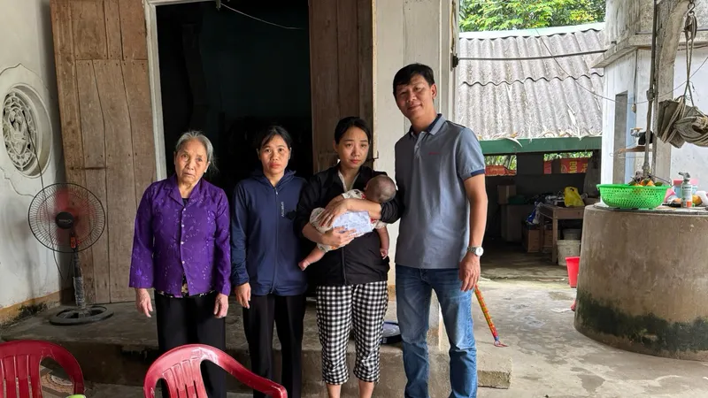 Đại diện Báo SGGP trao tiền hỗ trợ đến chị Nguyễn Thị Nguyệt
