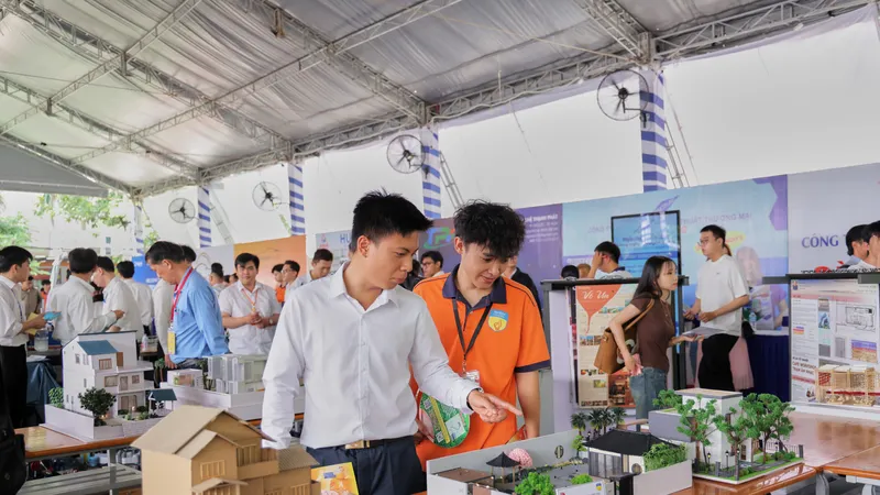Sinh viên HUTECH tham quan các mô hình tại triển lãm