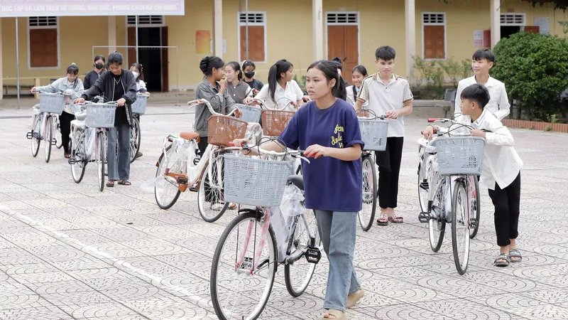 Câu lạc bộ Nhà báo xứ Nghệ tại TPHCM trao tặng 400 xe đạp, quà ở Nghệ An và Hà Tĩnh