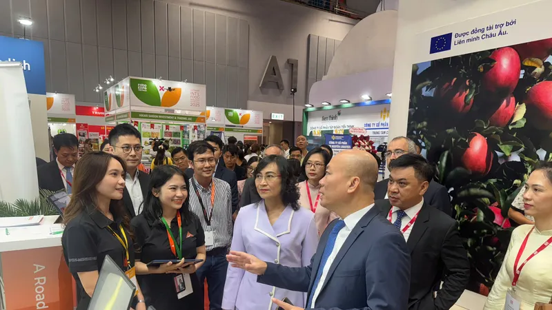 Thứ trưởng Bộ Công thương Phan Thị Thắng tham quan gian hàng của Arobid