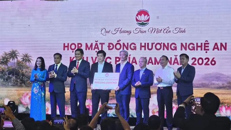Trao 500 triệu đồng ủng hộ Quỹ Vì người nghèo tỉnh Nghệ An