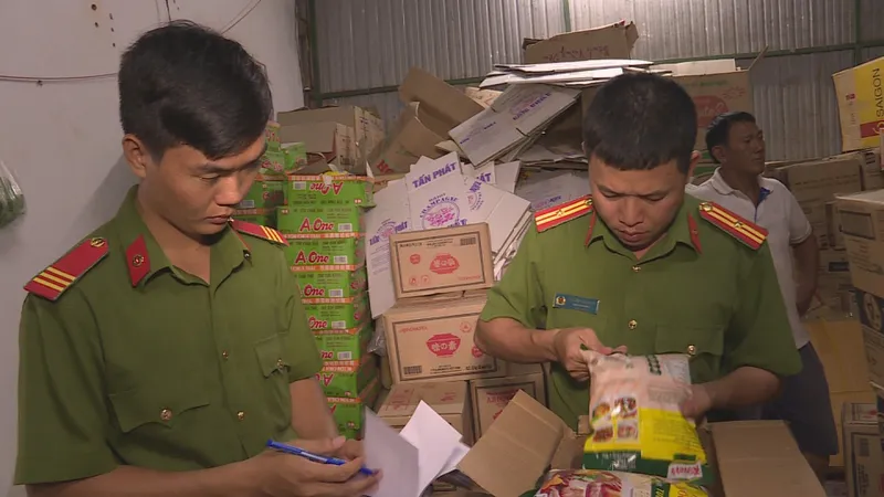 Bắt đối tượng tuồn hơn 11 tấn hạt nêm, bột ngọt giả về Đắk Lắk