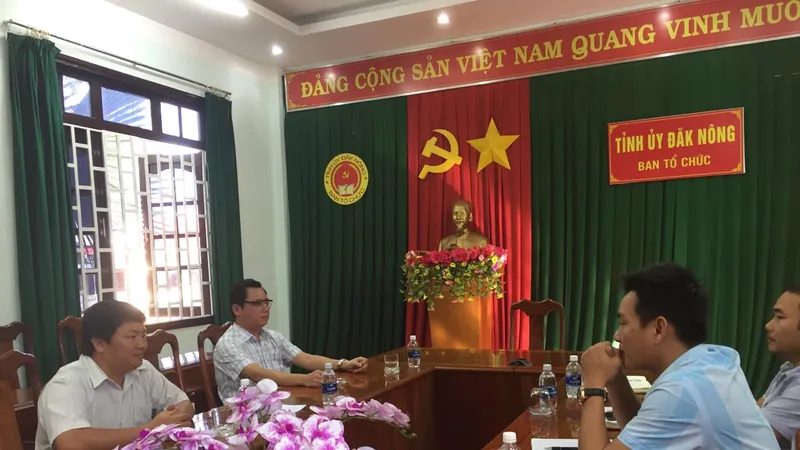  Xôn xao việc nguyên Phó Ban Dân vận bị “tố” muợn bằng cấp người khác