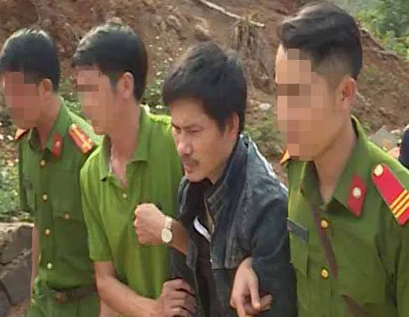 Bắt đối tượng buôn ma túy ôm 6 khẩu súng cố thủ trong nhà