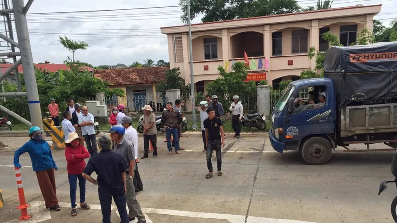 Dân chặn xe, vây Trạm thu phí Ea Kar trên Quốc lộ 26, ngăn cản xe qua lại
