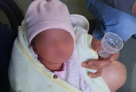Xót thương bé gái 5 ngày tuổi bị mẹ bỏ rơi tại tiệm tạp hoá