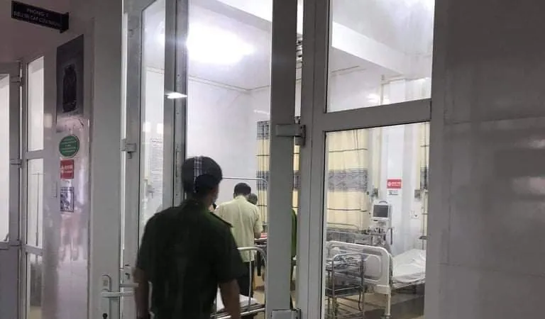 Sập tường, 4 cháu nhỏ thương vong