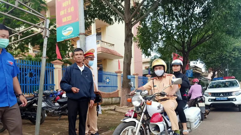 Đắk Lắk: CSGT hỗ trợ kịp thời một thí sinh quên thẻ dự thi