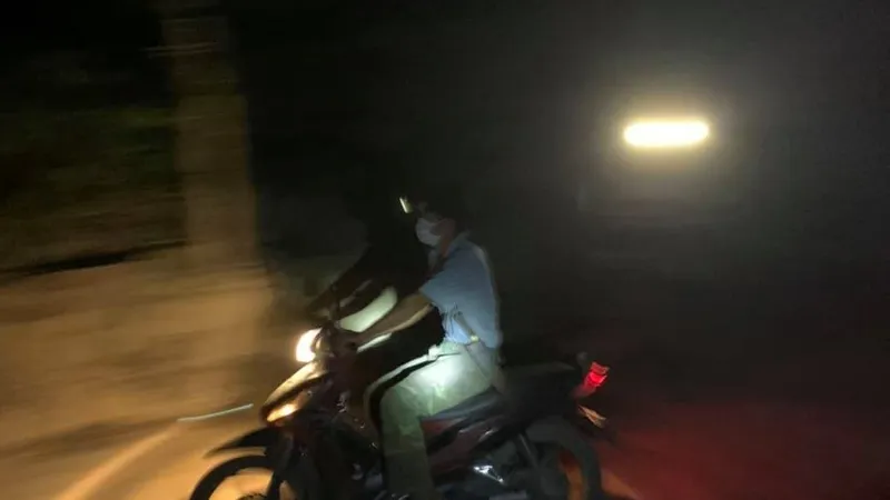 Lâm tặc táo tợn dùng dao uy hiếp cán bộ cướp gỗ tang vật