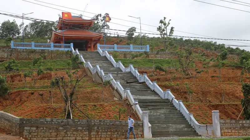 Nhà bia tưởng niệm liệt sĩ chưa bàn giao đã sụp lún nghiêm trọng