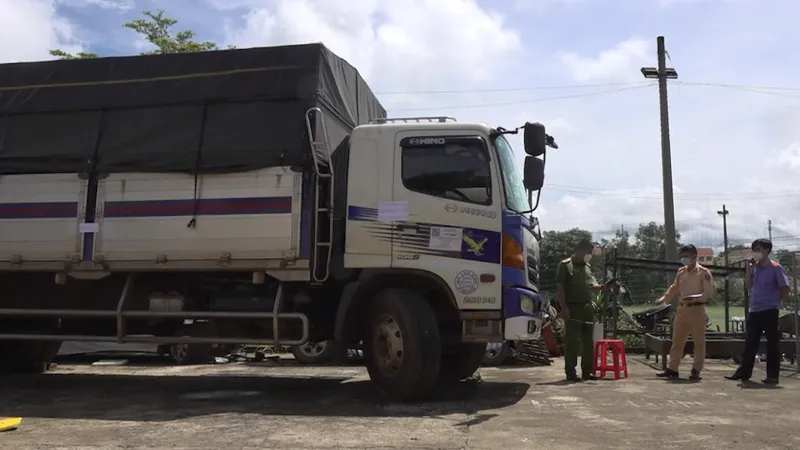 Truy đuổi 100km bắt tài xế xe tải tông gãy nhiều barie, vượt chốt kiểm dịch