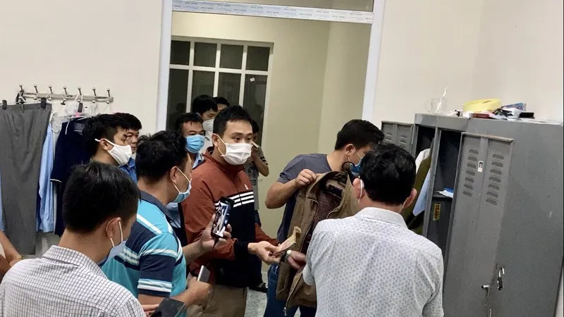 Bắt 2 cán bộ quản lý thị trường chiếm đoạt 160 triệu đồng của tài xế xe chở xăng dầu
