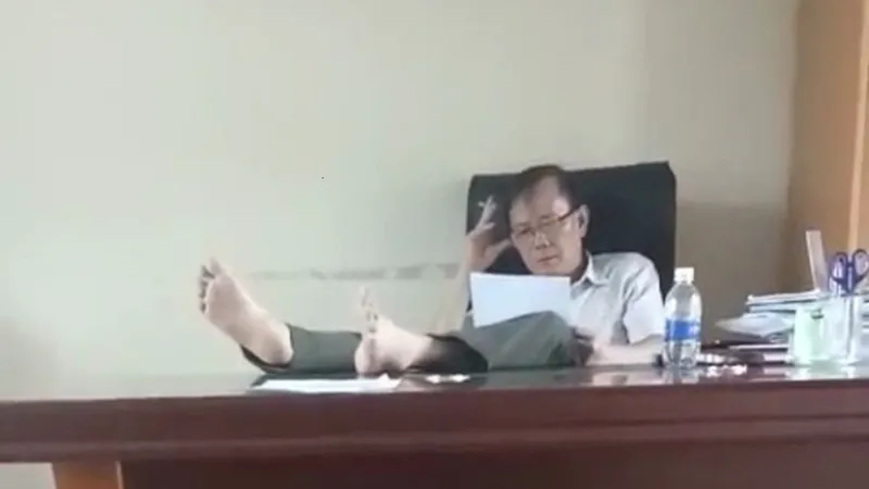 Hạt trưởng Hạt kiểm lâm gác chân lên bàn làm việc xin từ chức
