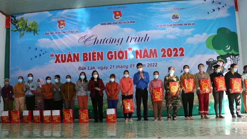 Trưởng Ban Dân vận Trung ương Đảng thăm, tặng quà Tết tại Đắk Lắk