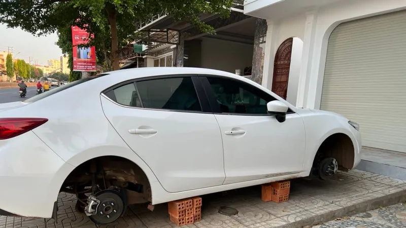 Chiếc xe của anh T. đã bị kẻ gian lấy mất 4 bánh xe