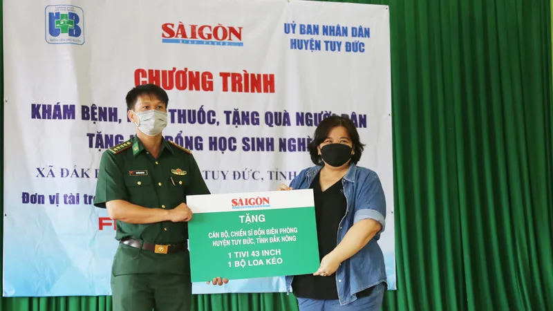 Báo SGGP thăm, tặng quà cán bộ, chiến sĩ Đồn Biên phòng ở Đắk Nông