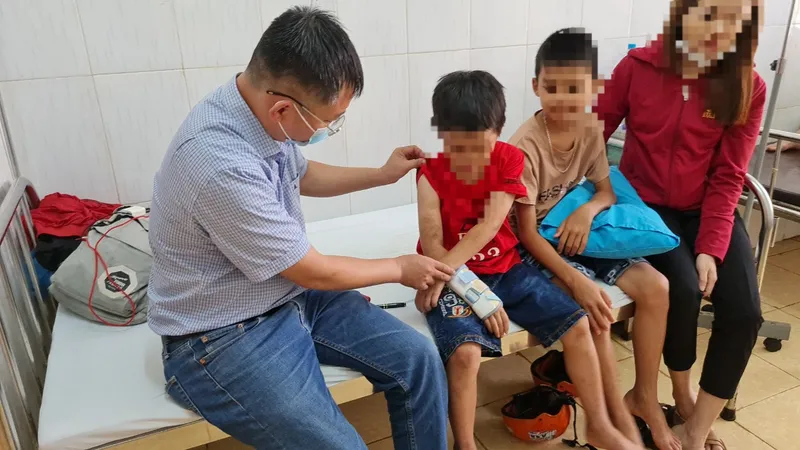Vụ bé trai 9 tuổi nghi bị bạo hành: Khởi tố bị can đối với người cha và bà nội