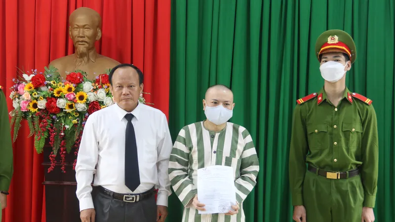 Tử tù Đặng Văn Hiến bật khóc khi nhận Quyết định ân giảm của Chủ tịch nước