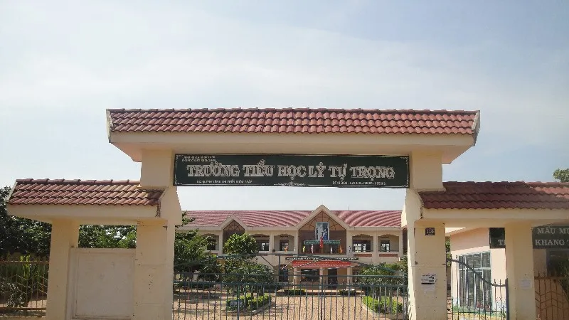 Hơn 30 học sinh bị ngộ độc sau khi nhận bóng bay từ người lạ