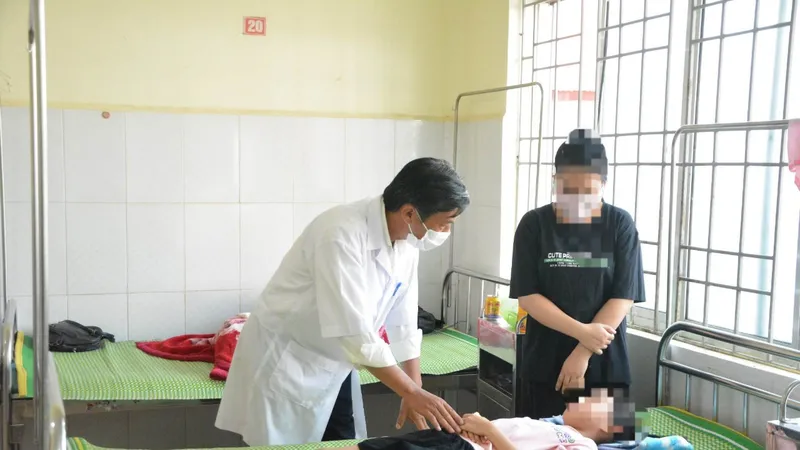 Vụ hàng loạt học sinh ngộ độc: Xác định được danh tính 4 người phát bóng bay
