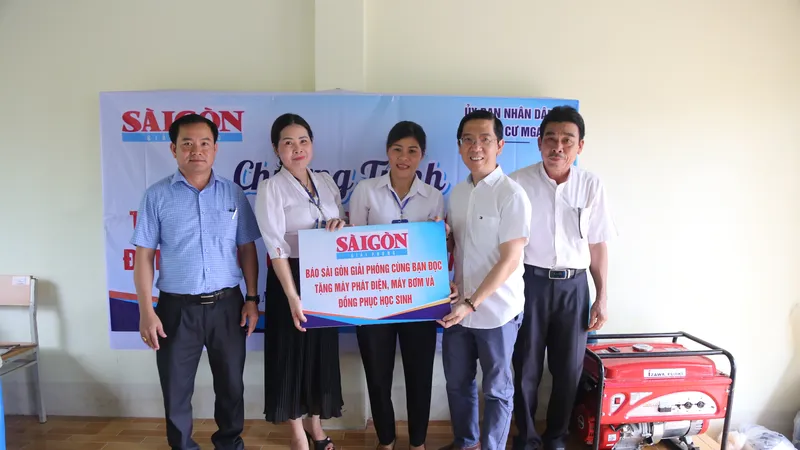 Báo SGGP tặng máy phát điện, máy bơm và đồng phục cho học sinh vùng cao