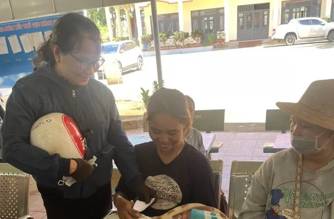Phát hiện bé sơ sinh còn nguyên dây rốn bị bỏ rơi bên đường