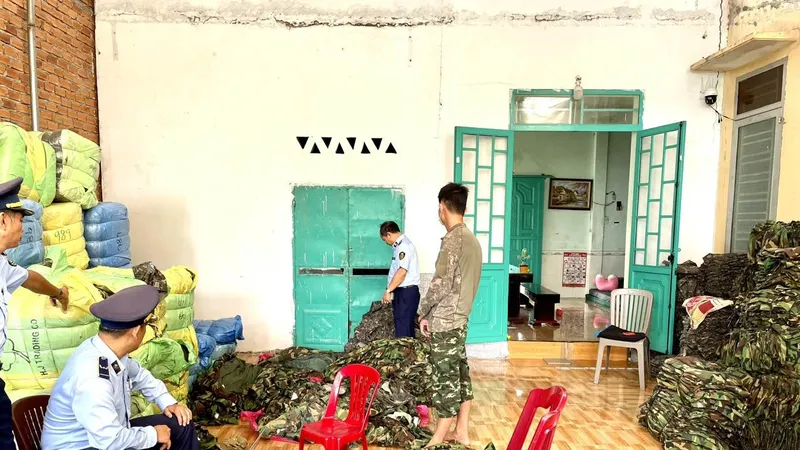 Thu giữ hàng ngàn bộ quần áo rằn ri không rõ nguồn gốc