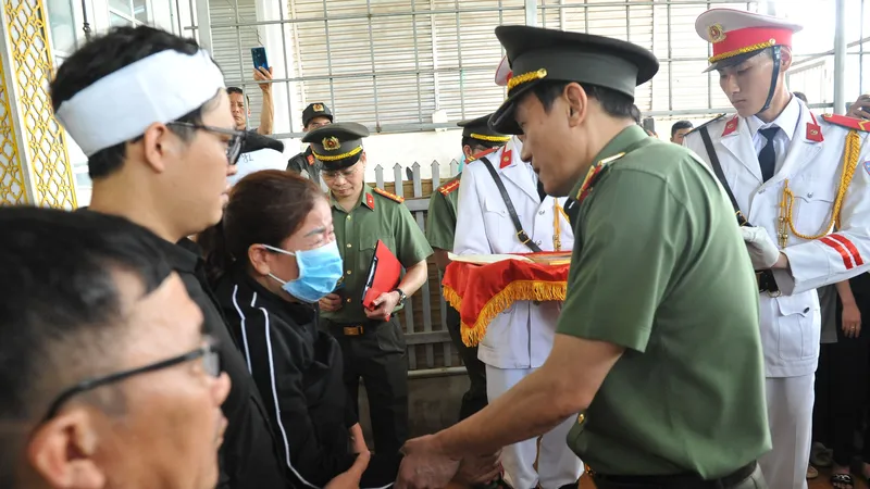 Vụ tấn công ở Đắk Lắk: Tặng Huy hiệu Tuổi trẻ dũng cảm cho 5 cán bộ công an
