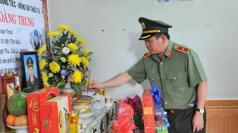 Thiếu tướng Đinh Văn Nơi thăm hỏi gia đình liệt sĩ, cán bộ công an bị thương trong vụ tấn công 2 trụ sở UBND xã ở Đắk Lắk