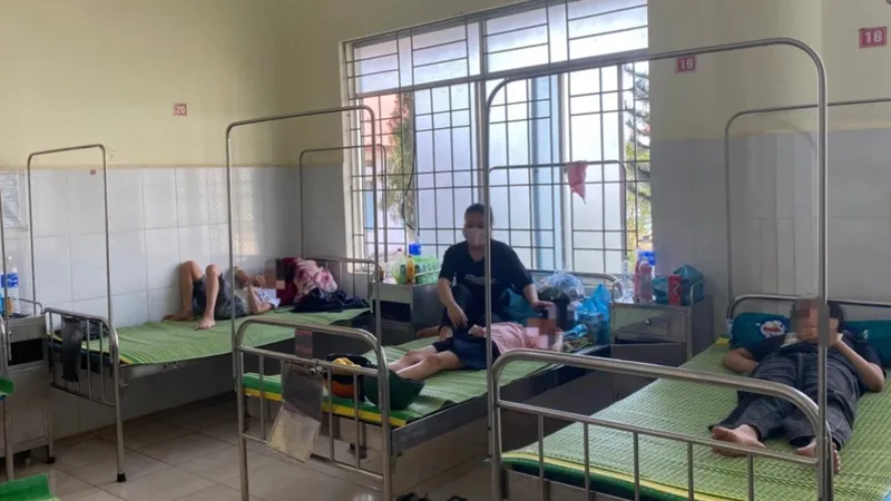 Hàng chục người nghi bị ngộ độc sau tiệc cưới