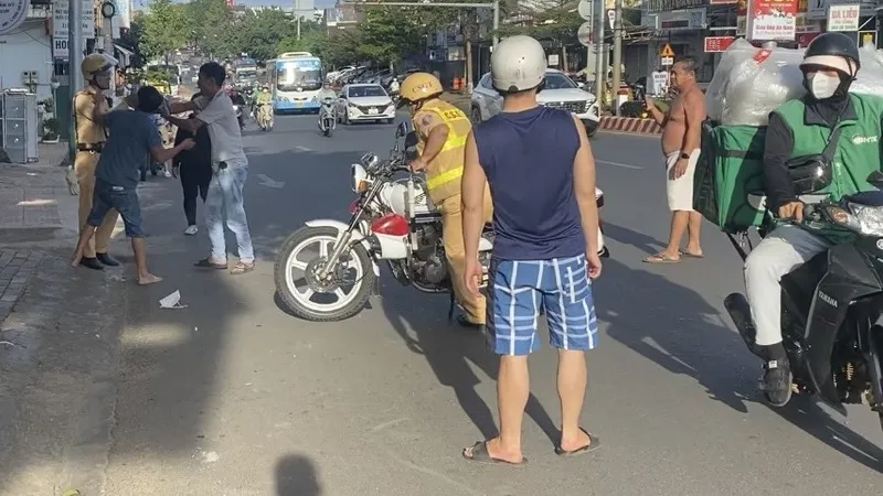 Bị đo nồng độ cồn, người đàn ông hành hung 2 CSGT