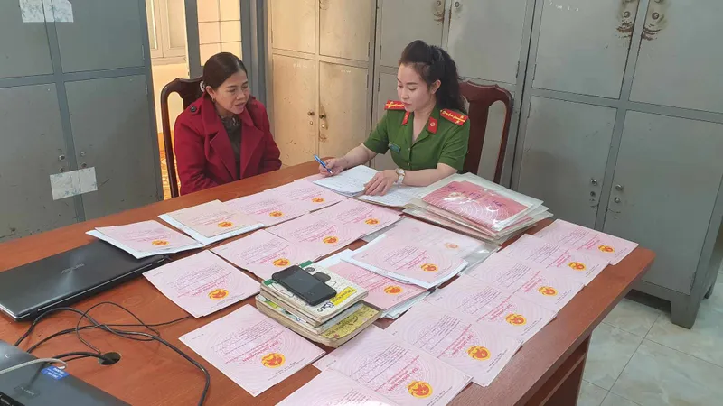 Thu giữ 75 sổ đỏ ở nhà người phụ nữ chuyên cho vay lãi nặng