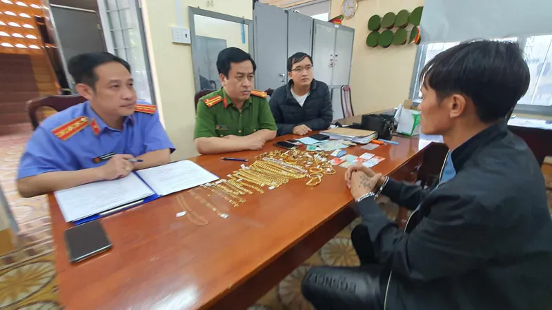Bắt "siêu đạo chích" trộm hàng chục cây vàng