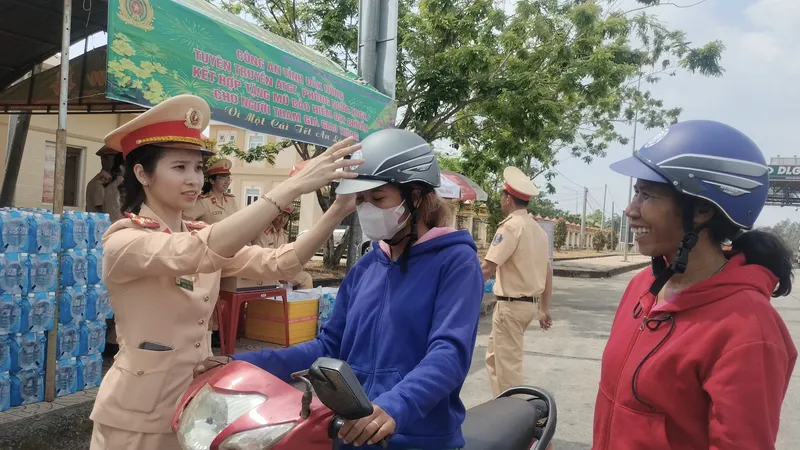 CSGT Đắk Nông chăm lo, đảm bảo an toàn cho người dân về quê đón tết