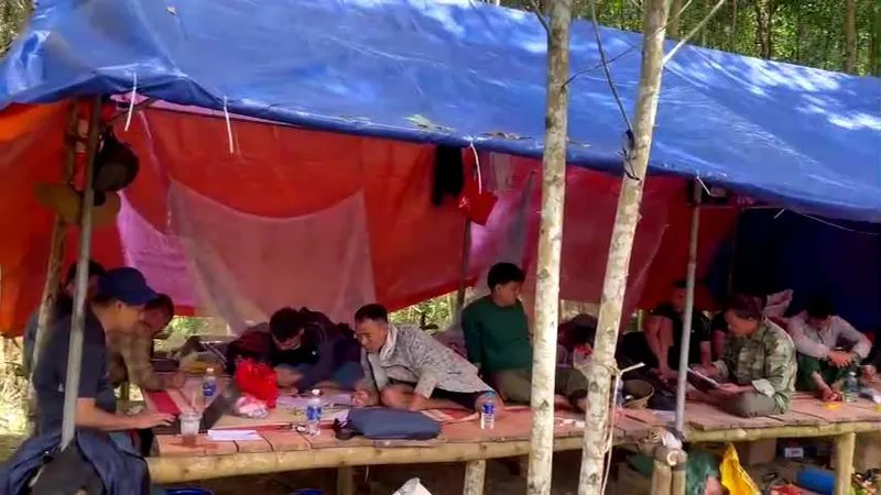 Đột kích điểm khai thác vàng trái phép giữa rừng sâu