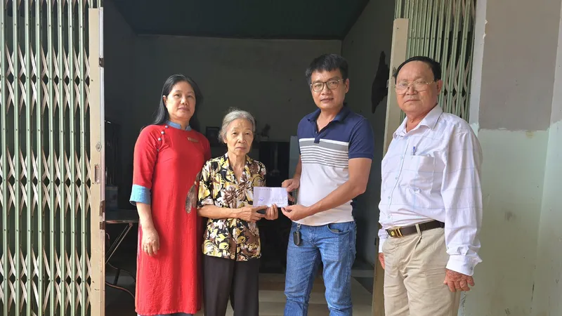 Báo SGGP trao tiền bạn đọc hỗ trợ cho bà ngoại ung thư nuôi 2 cháu nhỏ
