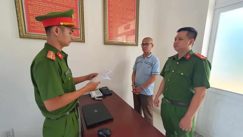 Bị vợ tát, người đàn ông dùng dao đâm vợ rồi tự sát