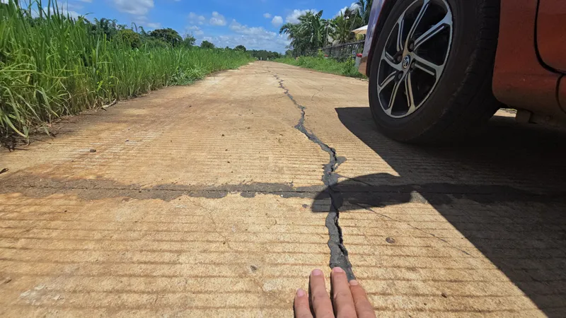 Đường chưa nghiệm thu đã nứt nẻ chằng chịt
