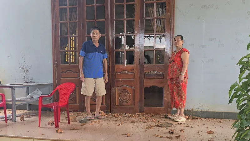 Nhóm côn đồ dùng "mưa đá" uy hiếp người dân trong đêm
