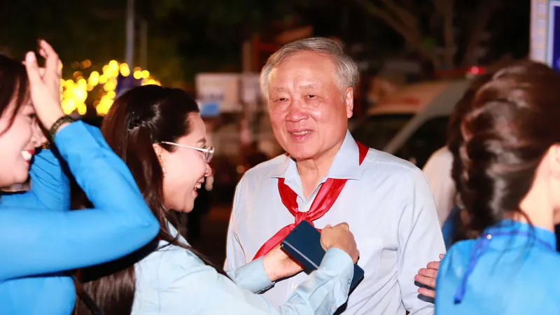 Phó Thủ tướng Thường trực Nguyễn Hòa Bình dự Đêm hội trăng rằm ở Đắk Lắk