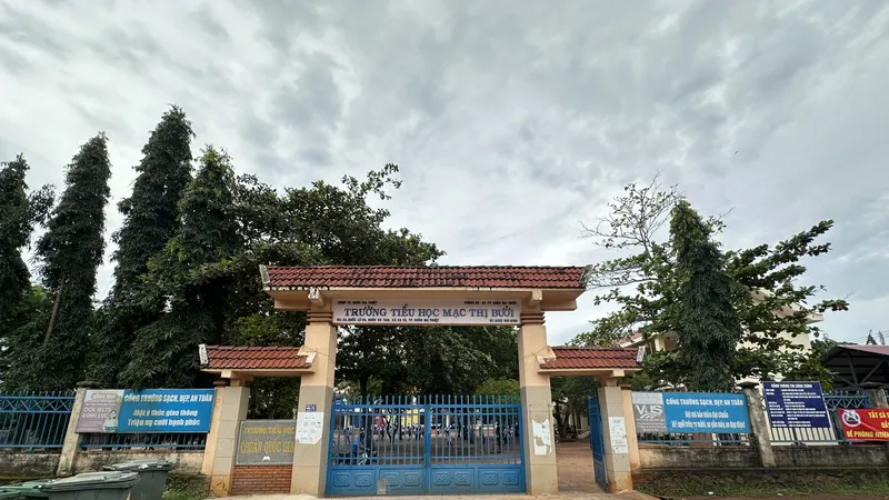 Bức xúc vì trường “chậm” mua thẻ BHYT cho học sinh gần 1 năm học