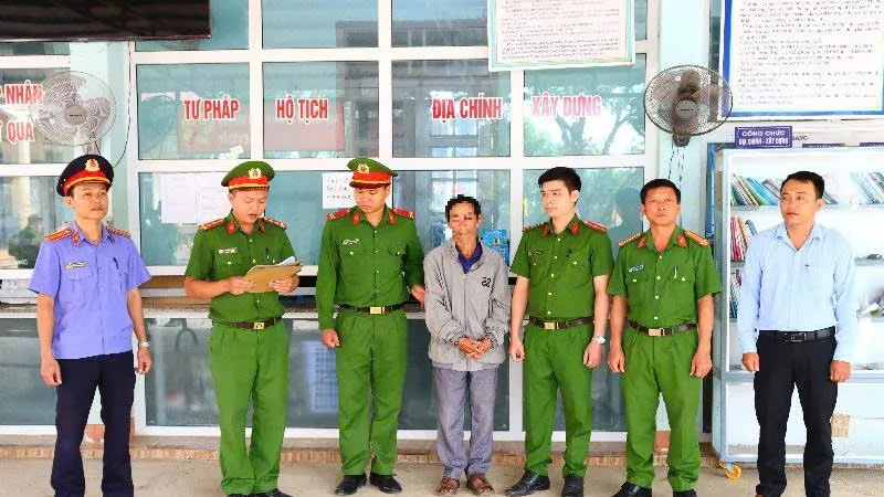 Bắt nguyên cán bộ địa chính - xây dựng xã nhận hối lộ
