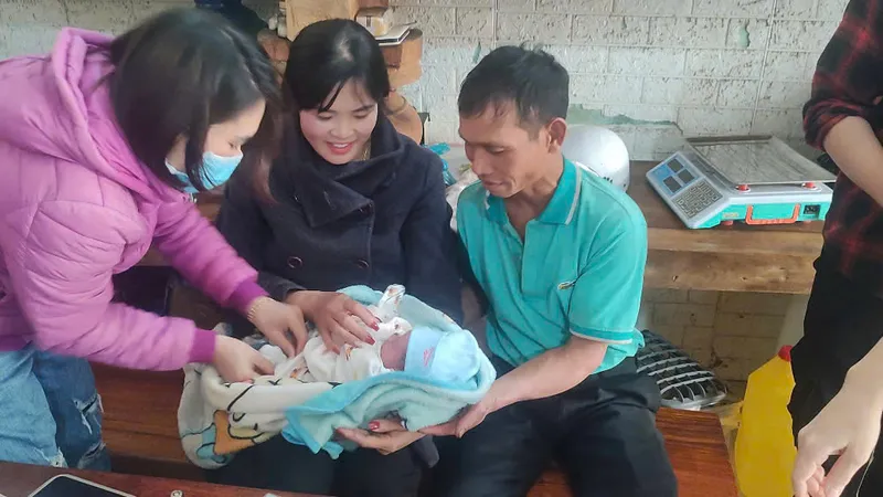 Bé sơ sinh 1 tháng tuổi bị bỏ rơi giữa thời tiết giá lạnh