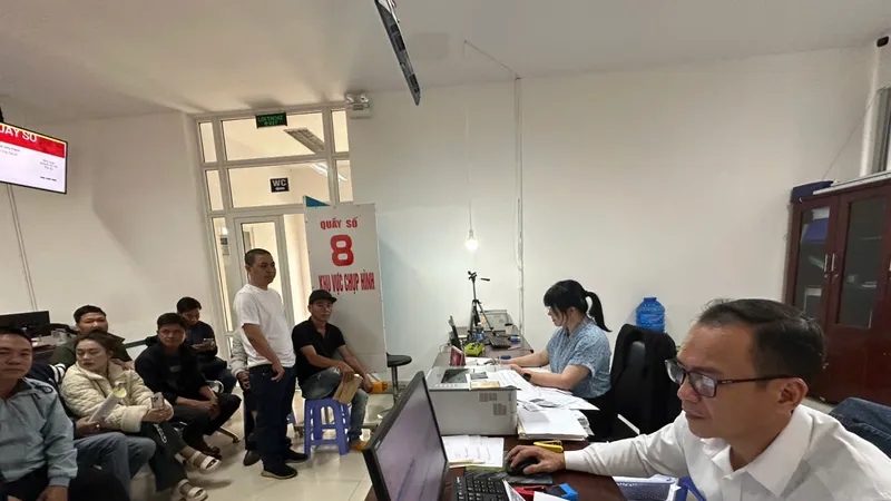 Sau kỳ nghỉ tết, bộ phận hành chính làm việc hết công sức vì hồ sơ tăng 4-5 lần