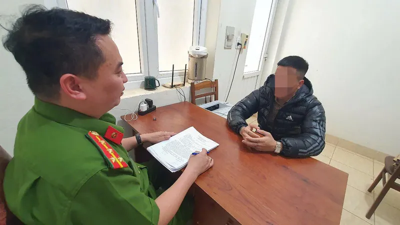 Triệu tập 2 thanh niên có hành vi côn đồ, đánh người sau va chạm giao thông