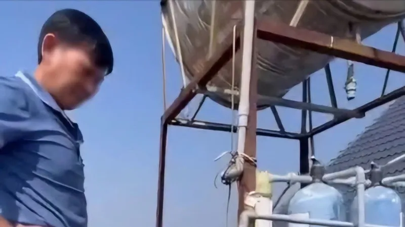 Trèo lên mái nhà khi chơi trốn tìm, nam sinh lớp 7 bị điện giật tử vong
