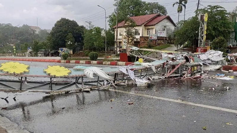 Mưa lớn kèm gió lốc làm sập cổng chào, cây xanh ngã đổ ở Gia Nghĩa, Đắk Nông