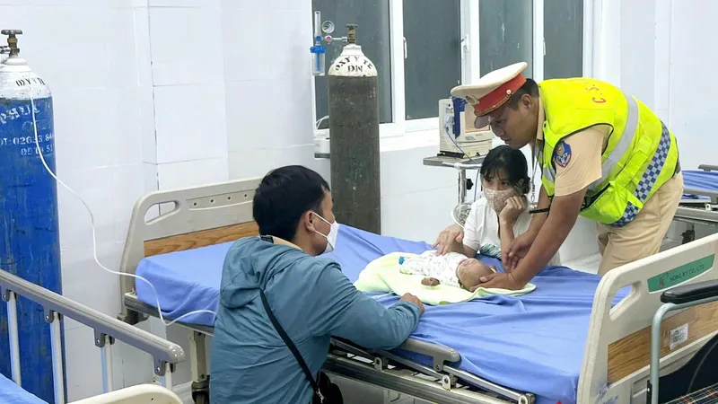 CSGT Đắk Nông hỗ trợ cấp cứu cháu bé 4 tháng tuổi qua cơn nguy kịch