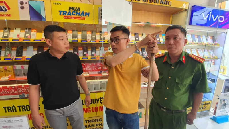 Bắt quản lý Điện máy Xanh trộm hàng chục chiếc điện thoại