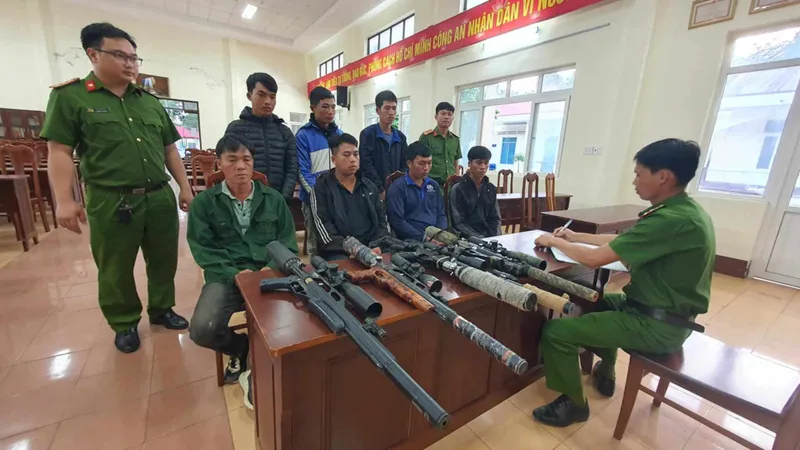 Bắt 7 đối tượng mang súng tự chế vào rừng săn bắn thú